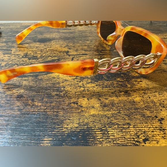 Steve Madden Amber Sunglasses with Chain Accent - Picture 4 of 5